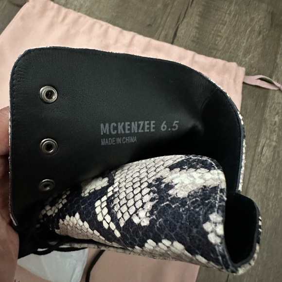 Stuart Weitzman Mc Kenzee python embossed combat boot NEW + dust bag. Size 6.5 - Picture 7 of 9